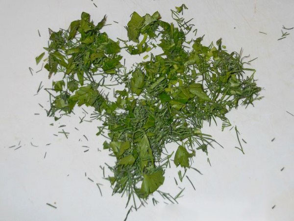 Cetrioli alla maniera fredda sotto berretto di nylon e metallo. Raccogliendo i cetrioli in modo freddo per l'inverno: con senape, vodka, aceto libero
