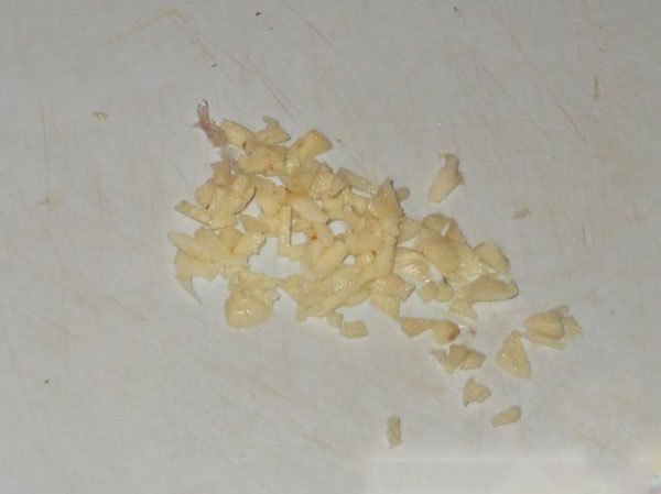 Cetrioli alla maniera fredda sotto berretto di nylon e metallo. Raccogliendo i cetrioli in modo freddo per l'inverno: con senape, vodka, aceto libero