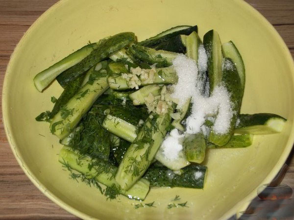 Cetrioli alla maniera fredda sotto berretto di nylon e metallo. Raccogliendo i cetrioli in modo freddo per l'inverno: con senape, vodka, aceto libero