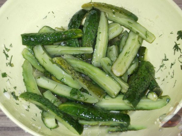 Cetrioli alla maniera fredda sotto berretto di nylon e metallo. Raccogliendo i cetrioli in modo freddo per l'inverno: con senape, vodka, aceto libero