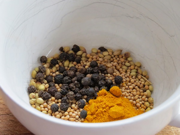 Semplici ricette per la conservazione dei cetrioli per l'inverno senza aceto