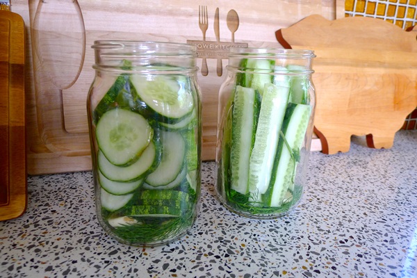 Cetrioli saporiti con aglio per l'inverno