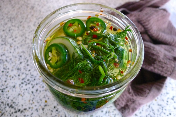 Cetrioli saporiti con aglio per l'inverno