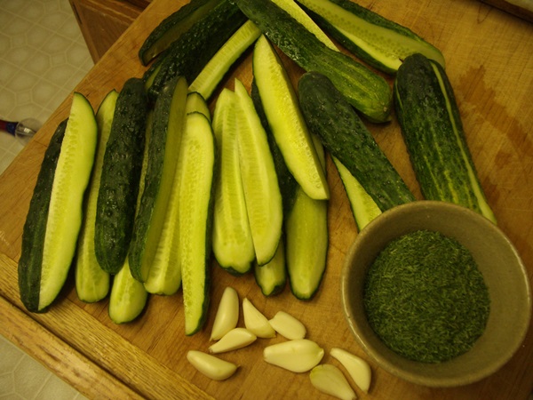 Cetrioli saporiti con aglio per l'inverno