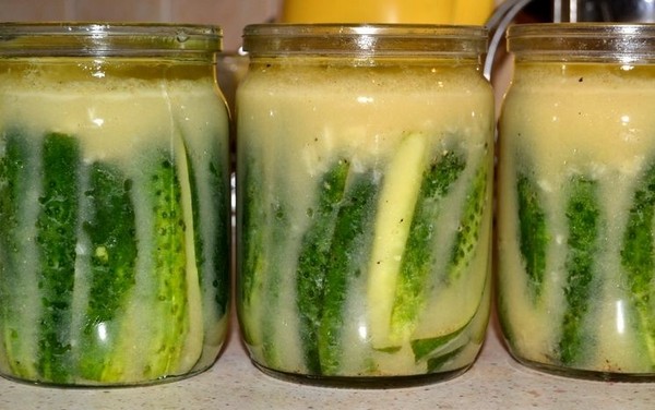 Cetrioli con senape per l'inverno senza sterilizzazione e con essa, caldo e freddo. Insalata di cetrioli sovrani con senape