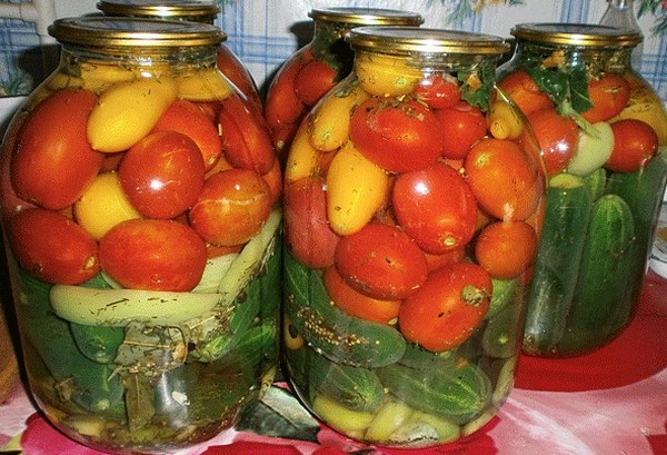 Cetrioli con senape per l'inverno senza sterilizzazione e con essa, caldo e freddo. Insalata di cetrioli sovrani con senape