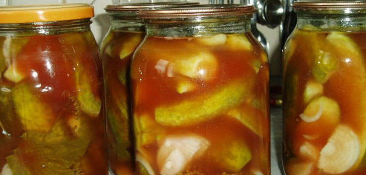 Cetrioli con ketchup per l'inverno - senza sterilizzazione, in lattina. Raccolta per inverno cetriolo affilato e croccante con peperoncino ketchup Cetrioli con ketchup per l'inverno - senza sterilizzazione, in lattina. Raccolta per inverno cetriolo affilato e croccante con peperoncino ketchup