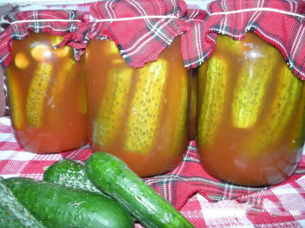 Cetrioli con ketchup per l'inverno - senza sterilizzazione, in lattina. Raccolta per inverno cetriolo affilato e croccante con peperoncino ketchup Cetrioli con ketchup per l'inverno - senza sterilizzazione, in lattina. Raccolta per inverno cetriolo affilato e croccante con peperoncino ketchup