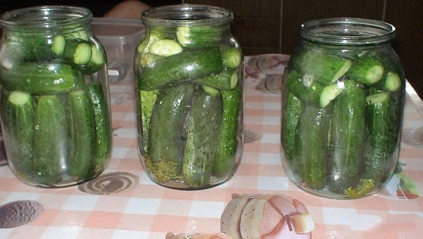 Cetrioli con ketchup per l'inverno - senza sterilizzazione, in lattina. Raccolta per inverno cetriolo affilato e croccante con peperoncino ketchup