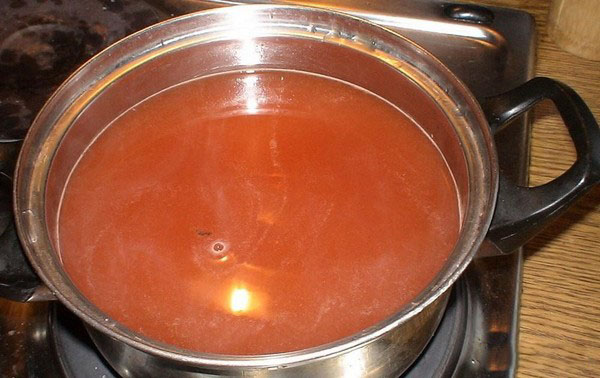Cetrioli con ketchup per l'inverno - senza sterilizzazione, in lattina. Raccolta per inverno cetriolo affilato e croccante con peperoncino ketchup