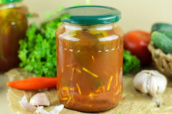 Cetrioli con ketchup per l'inverno - senza sterilizzazione, in lattina. Raccolta per inverno cetriolo affilato e croccante con peperoncino ketchup