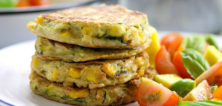 Deliziosi pancakes di zucchine su ricette veloci