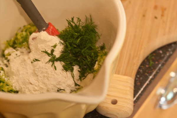 Deliziosi pancakes di zucchine su ricette veloci