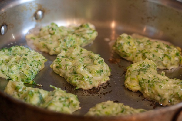 Deliziosi pancakes di zucchine su ricette veloci