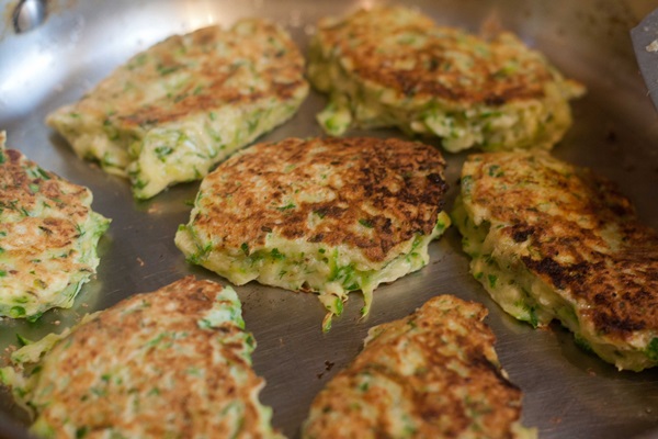 Deliziosi pancakes di zucchine su ricette veloci