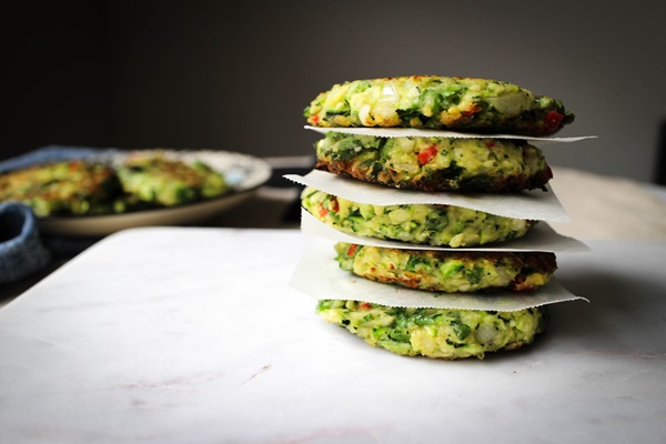 Deliziosi pancakes di zucchine su ricette veloci