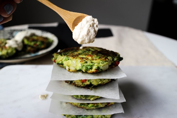 Deliziosi pancakes di zucchine su ricette veloci