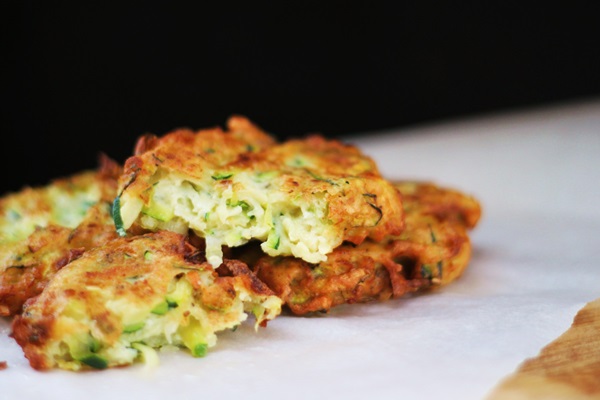 Deliziosi pancakes di zucchine su ricette veloci