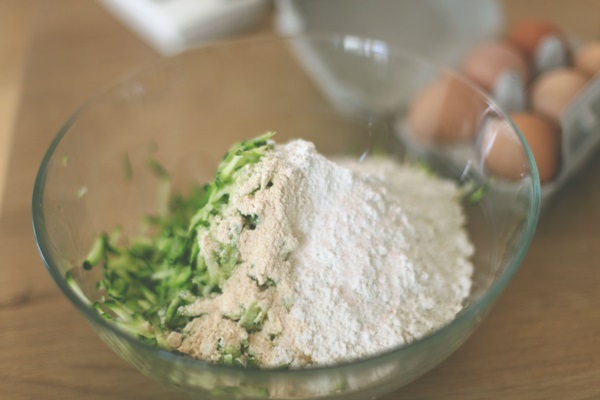 Deliziosi pancakes di zucchine su ricette veloci