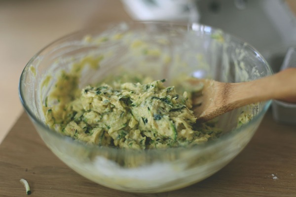 Deliziosi pancakes di zucchine su ricette veloci