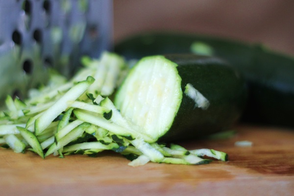 Deliziosi pancakes di zucchine su ricette veloci