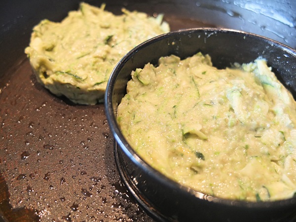 Deliziosi pancakes di zucchine su ricette veloci