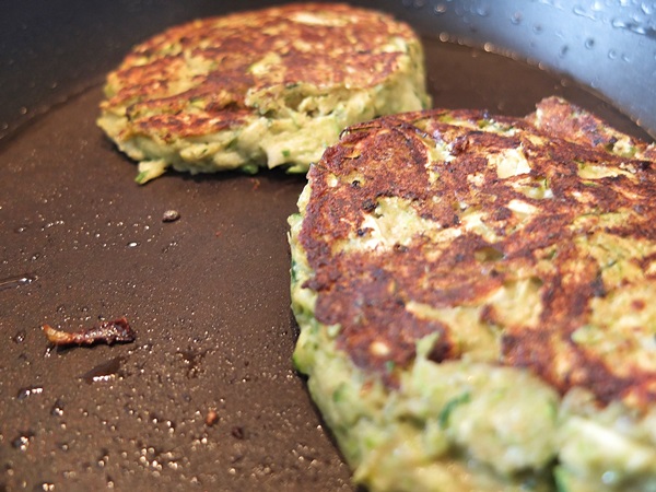Deliziosi pancakes di zucchine su ricette veloci