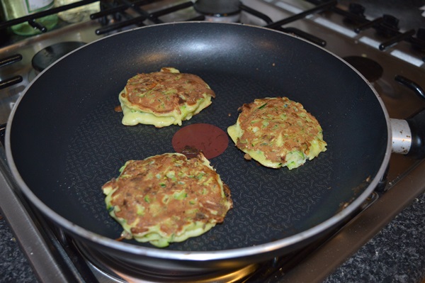 Deliziosi pancakes di zucchine su ricette veloci