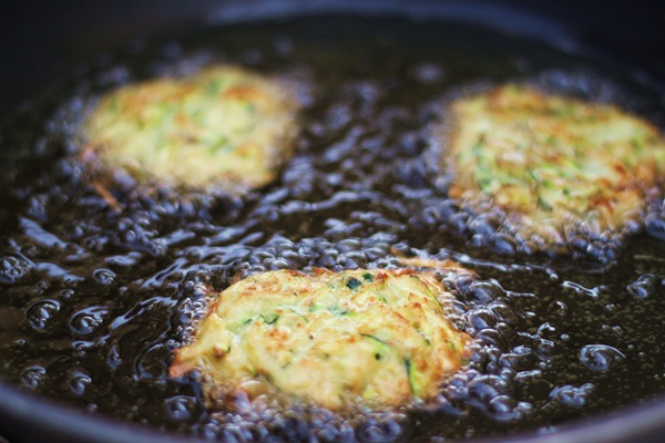 Deliziosi pancakes di zucchine su ricette veloci
