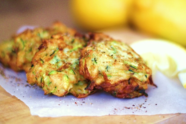 Deliziosi pancakes di zucchine su ricette veloci