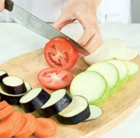 Tagliare le cipolle in mezzo anelli Tagliare le cipolle in mezzo anelli