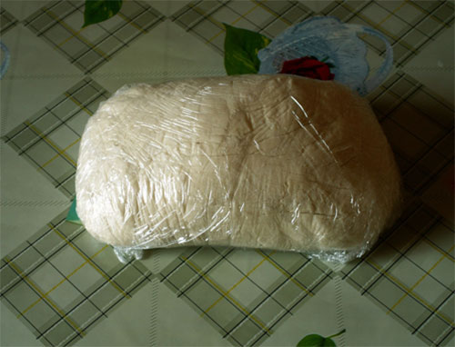 avvolgere l'impasto con pellicola trasparente avvolgere l'impasto con pellicola trasparente