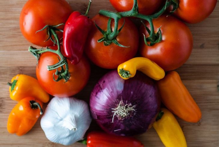 Pomodori cuneo per l'inverno con cipolle - esemplari di foto prescrizione