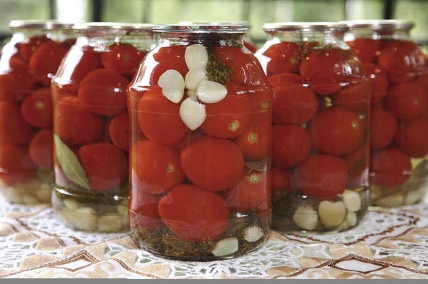 Pomodori con aglio per l'inverno, ricette. Raccolta di pomodori con aglio per l'inverno: una ricetta per una cottura veloce, senza sterilizzazione, salata senza fare il bagno
