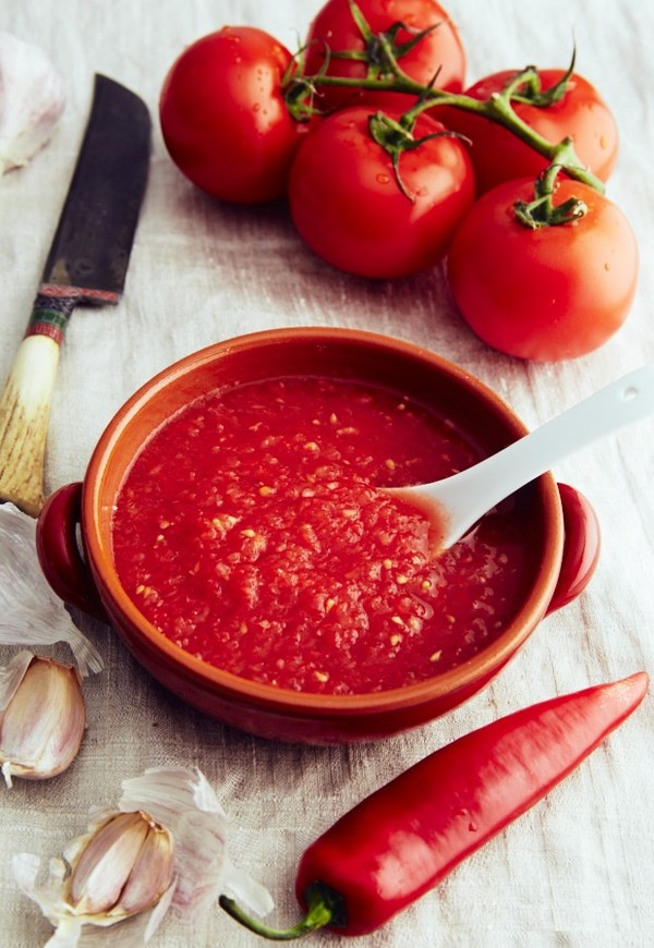 Pomodori con aglio per l'inverno, ricette. Raccolta di pomodori con aglio per l'inverno: una ricetta per una cottura veloce, senza sterilizzazione, salata senza fare il bagno