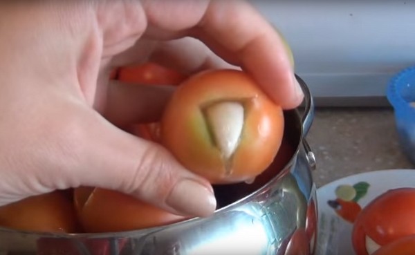 Pomodori con aglio per l'inverno, ricette. Raccolta di pomodori con aglio per l'inverno: una ricetta per una cottura veloce, senza sterilizzazione, salata senza fare il bagno