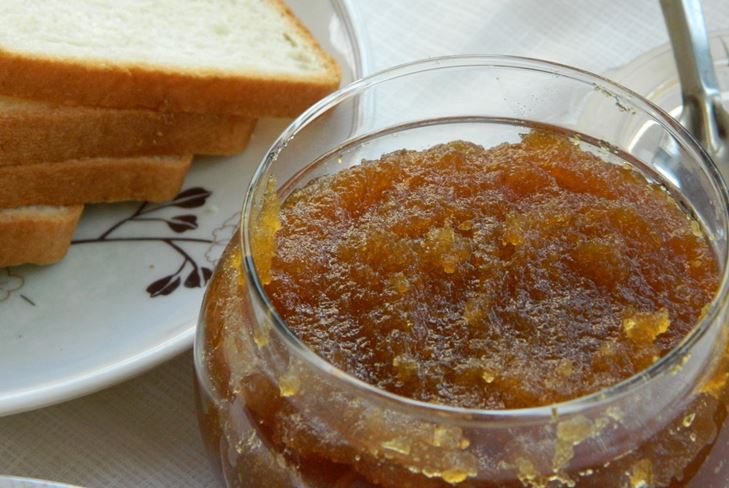 Inceppamento di frutta dalle mele per l'inverno nel multivarco: ricetta fotografica per la marmellata di mele