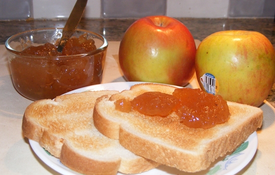 Inceppamento di frutta dalle mele per l'inverno nel multivarco: ricetta fotografica per la marmellata di mele