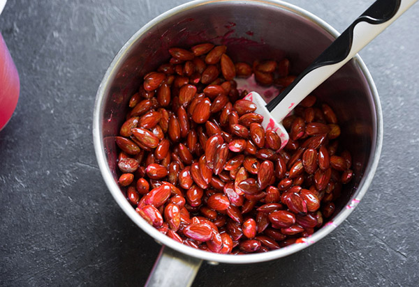 Una semplice ricetta per i dadi di zucchero colorati