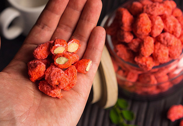 Una semplice ricetta per i dadi di zucchero colorati