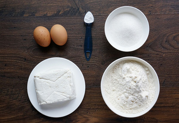 Una semplice ricetta per la colazione: formaggio di cagliata con glassa di colore