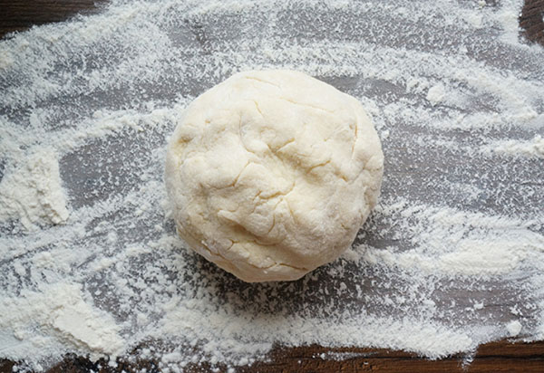 Una semplice ricetta per la colazione: formaggio di cagliata con glassa di colore