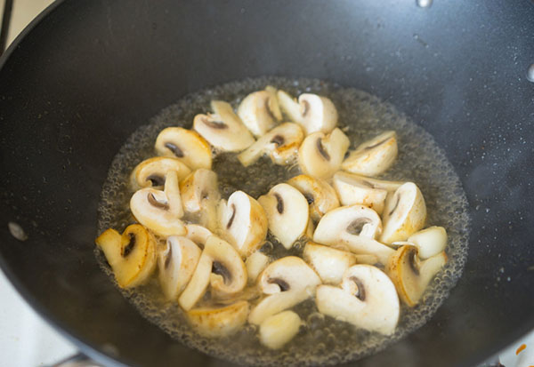 Una semplice ricetta: pollo con funghi in salsa di senape