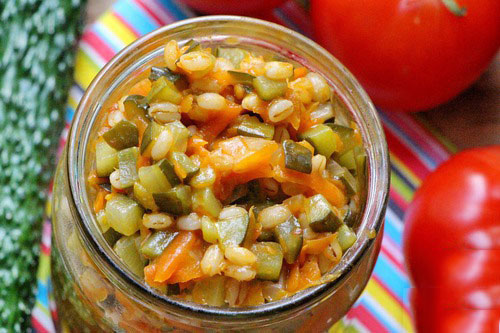 titolo Ricetta per salamoia con cetrioli sott'aceto per l'inverno
