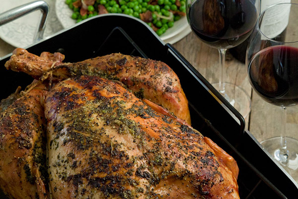 La ricetta del tacchino per il nuovo anno 2017 e il Natale - nel forno, multivark, in una padella con salsa di panna acida e verdure