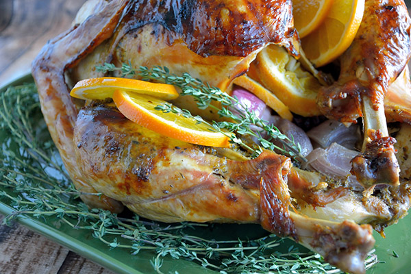 La ricetta del tacchino per il nuovo anno 2017 e il Natale - nel forno, multivark, in una padella con salsa di panna acida e verdure