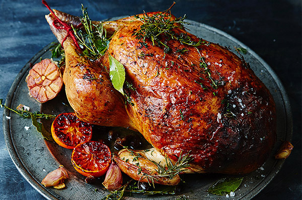 La ricetta del tacchino per il nuovo anno 2017 e il Natale - nel forno, multivark, in una padella con salsa di panna acida e verdure