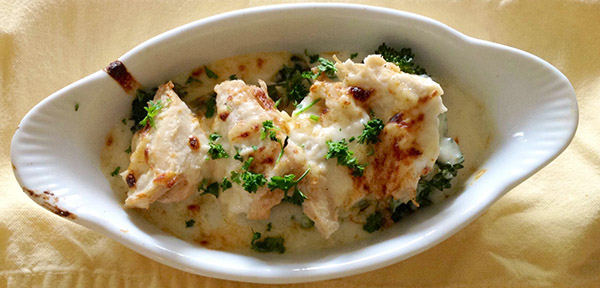 La ricetta del tacchino per il nuovo anno 2017 e il Natale - nel forno, multivark, in una padella con salsa di panna acida e verdure