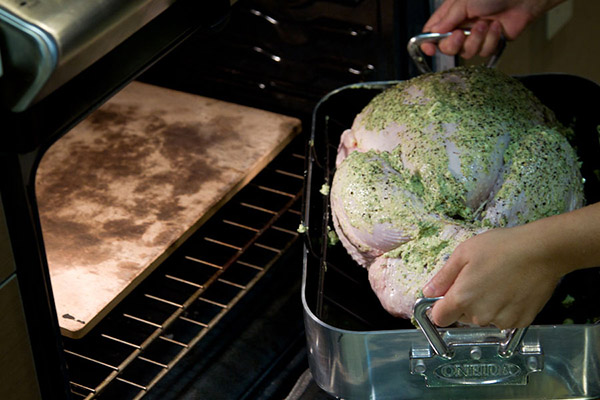 La ricetta del tacchino per il nuovo anno 2017 e il Natale - nel forno, multivark, in una padella con salsa di panna acida e verdure