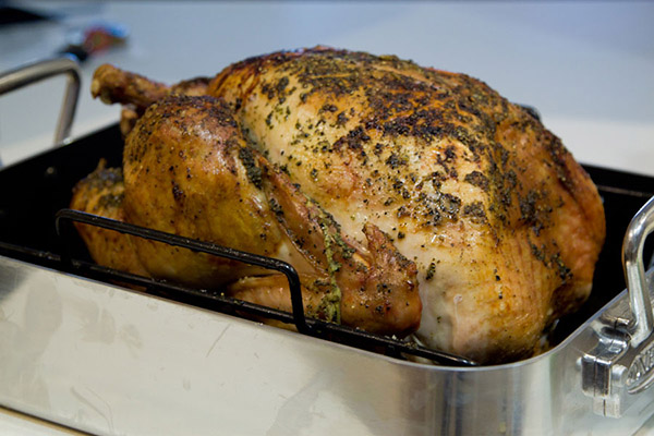 La ricetta del tacchino per il nuovo anno 2017 e il Natale - nel forno, multivark, in una padella con salsa di panna acida e verdure